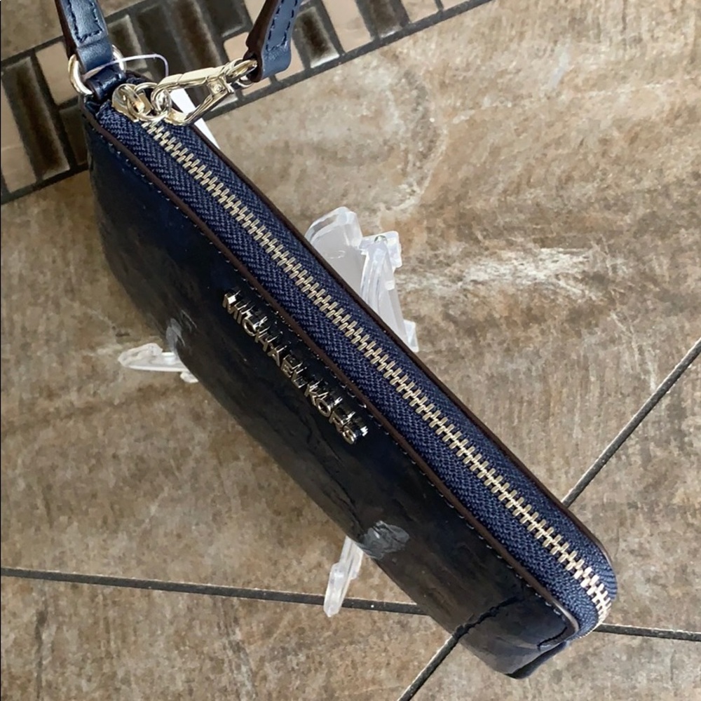 MICHAEL KORS JET SET ITEM LG GUSSET WRISTLET Navy - Picture 5 of 16